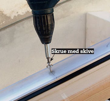 Glastag: Profilernes skruer spænder du så tilpas hårdt, at profilet trykkes lidt fladere, men uden at det får buler. Glastag: Profilernes skruer spænder du så tilpas hårdt, at profilet trykkes lidt fladere, men uden at det får buler.